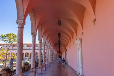 SARASOTA, FLORIDA, ABD, Aralık 03, 2024: mimari ayrıntılar, avlu, loggias ve Ringling Sarayı bahçeleri