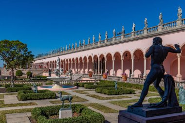 SARASOTA, FLORIDA, ABD, Aralık 03, 2024: mimari ayrıntılar, avlu, loggias ve Ringling Sarayı bahçeleri