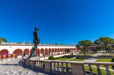 SARASOTA, FLORIDA, ABD, Aralık 03, 2024: mimari ayrıntılar, avlu, loggias ve Ringling Sarayı bahçeleri