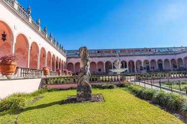 SARASOTA, FLORIDA, ABD, Aralık 03, 2024: mimari ayrıntılar, avlu, loggias ve Ringling Sarayı bahçeleri