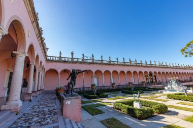 SARASOTA, FLORIDA, ABD, Aralık 03, 2024: mimari ayrıntılar, avlu, loggias ve Ringling Sarayı bahçeleri