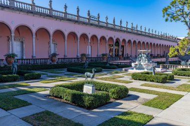 SARASOTA, FLORIDA, ABD, Aralık 03, 2024: mimari ayrıntılar, avlu, loggias ve Ringling Sarayı bahçeleri