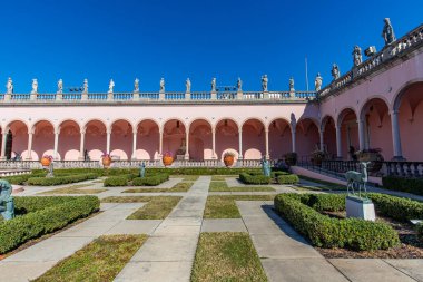 SARASOTA, FLORIDA, ABD, Aralık 03, 2024: mimari ayrıntılar, avlu, loggias ve Ringling Sarayı bahçeleri