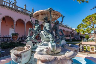 SARASOTA, FLORIDA, ABD, Aralık 03, 2024: mimari ayrıntılar, avlu, loggias ve Ringling Sarayı bahçeleri