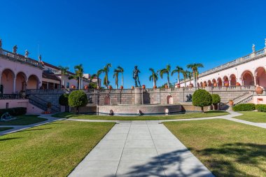 SARASOTA, FLORIDA, ABD, Aralık 03, 2024: mimari ayrıntılar, avlu, loggias ve Ringling Sarayı bahçeleri