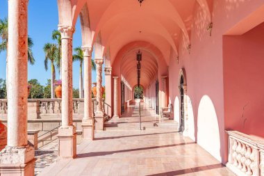 SARASOTA, FLORIDA, ABD, Aralık 03, 2024: mimari ayrıntılar, avlu, loggias ve Ringling Sarayı bahçeleri