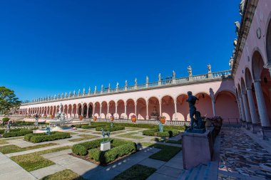 SARASOTA, FLORIDA, ABD, Aralık 03, 2024: mimari ayrıntılar, avlu, loggias ve Ringling Sarayı bahçeleri