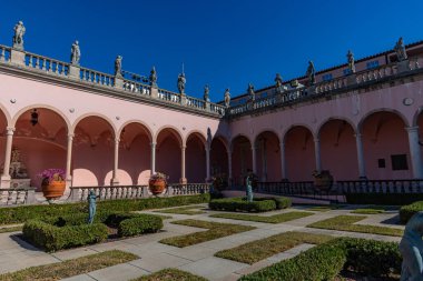 SARASOTA, FLORIDA, ABD, Aralık 03, 2024: mimari ayrıntılar, avlu, loggias ve Ringling Sarayı bahçeleri