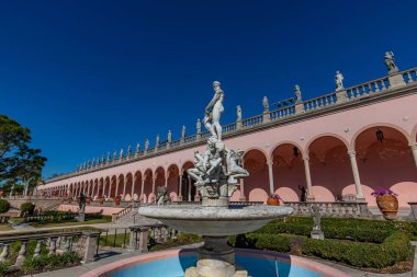 SARASOTA, FLORIDA, ABD, Aralık 03, 2024: mimari ayrıntılar, avlu, loggias ve Ringling Sarayı bahçeleri