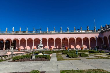 SARASOTA, FLORIDA, ABD, Aralık 03, 2024: mimari ayrıntılar, avlu, loggias ve Ringling Sarayı bahçeleri