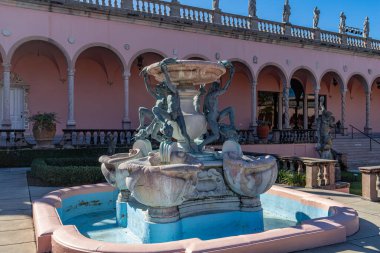 SARASOTA, FLORIDA, ABD, Aralık 03, 2024: mimari ayrıntılar, avlu, loggias ve Ringling Sarayı bahçeleri