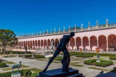 SARASOTA, FLORIDA, ABD, Aralık 03, 2024: mimari ayrıntılar, avlu, loggias ve Ringling Sarayı bahçeleri