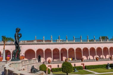 SARASOTA, FLORIDA, ABD, Aralık 03, 2024: mimari ayrıntılar, avlu, loggias ve Ringling Sarayı bahçeleri