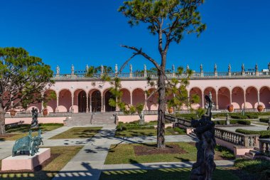 SARASOTA, FLORIDA, ABD, Aralık 03, 2024: mimari ayrıntılar, avlu, loggias ve Ringling Sarayı bahçeleri