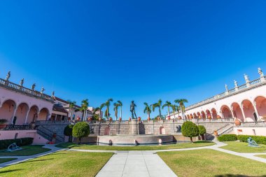 SARASOTA, FLORIDA, ABD, Aralık 03, 2024: mimari ayrıntılar, avlu, loggias ve Ringling Sarayı bahçeleri