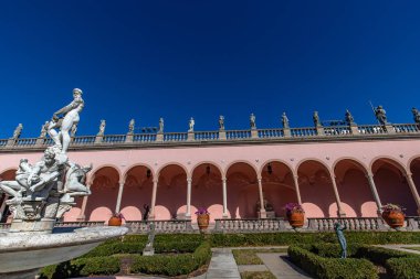 SARASOTA, FLORIDA, ABD, Aralık 03, 2024: mimari ayrıntılar, avlu, loggias ve Ringling Sarayı bahçeleri