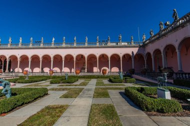 SARASOTA, FLORIDA, ABD, Aralık 03, 2024: mimari ayrıntılar, avlu, loggias ve Ringling Sarayı bahçeleri