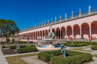SARASOTA, FLORIDA, ABD, Aralık 03, 2024: mimari ayrıntılar, avlu, loggias ve Ringling Sarayı bahçeleri