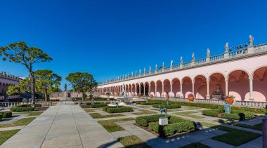 SARASOTA, FLORIDA, ABD, Aralık 03, 2024: mimari ayrıntılar, avlu, loggias ve Ringling Sarayı bahçeleri