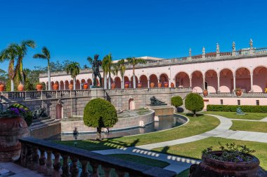 SARASOTA, FLORIDA, ABD, Aralık 03, 2024: mimari ayrıntılar, avlu, loggias ve Ringling Sarayı bahçeleri