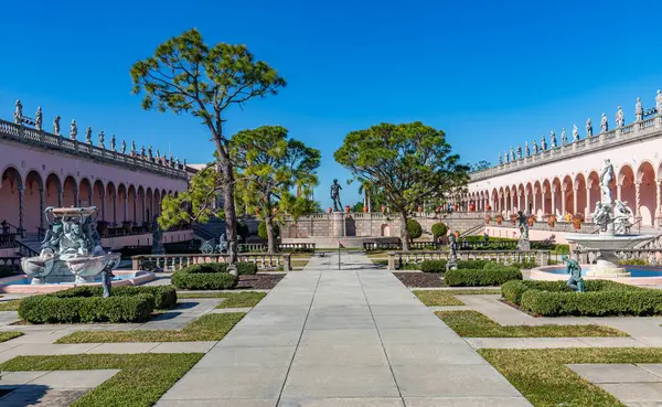 SARASOTA, FLORIDA, ABD, Aralık 03, 2024: mimari ayrıntılar, avlu, loggias ve Ringling Sarayı bahçeleri