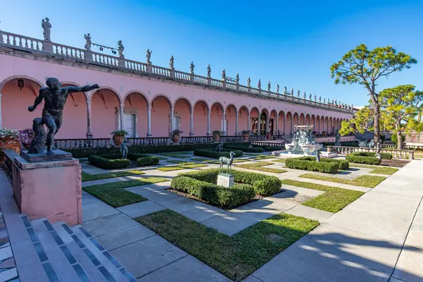 SARASOTA, FLORIDA, ABD, Aralık 03, 2024: mimari ayrıntılar, avlu, loggias ve Ringling Sarayı bahçeleri