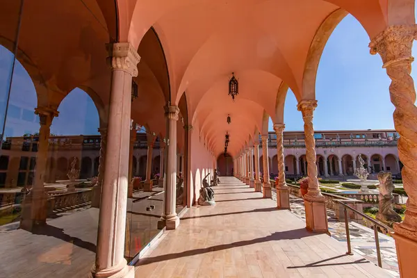 SARASOTA, FLORIDA, ABD, Aralık 03, 2024: mimari ayrıntılar, avlu, loggias ve Ringling Sarayı bahçeleri