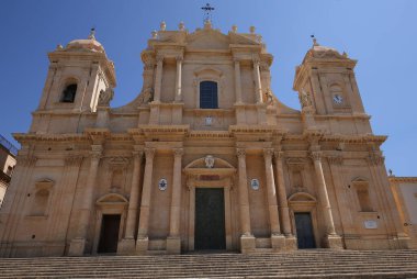 NOTO, SICILY, ITALY, 16 HAZİRAN 2018: Bazilika duomo kilisesinin dış görünüşü, 16 Haziran 2018, Noto, Sicilya, İtalya