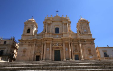 NOTO, SICILY, ITALY, 16 HAZİRAN 2018: Bazilika duomo kilisesinin dış görünüşü, 16 Haziran 2018, Noto, Sicilya, İtalya