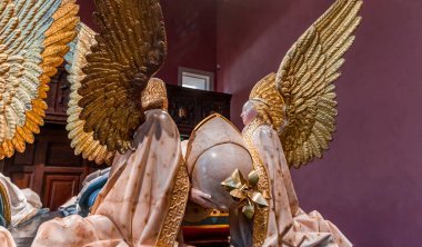 DIJON, BURGUNDY, FRANCE, 26 Ekim 2024: Dijon saray şapelindeki Burgundy Düklerinin Mezarlarının mimari detayları