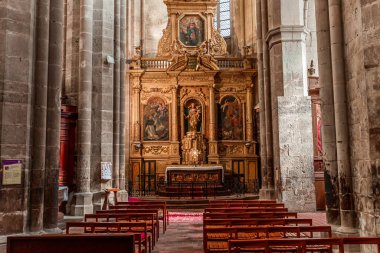 SAINT-MAXIMIN-LA-SAINTE-BAUME, VAR, FRANCE, 18 EKİM 2024: Bazilika Sainte-marie-Madeleine 'in iç ve mimari detayları