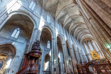 SAINT-MAXIMIN-LA-SAINTE-BAUME, VAR, FRANCE, 18 EKİM 2024: Bazilika Sainte-marie-Madeleine 'in iç ve mimari detayları