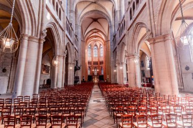 DIJON, FRANCE, ECTOBER 28, 2024: Katedral Sain-benigne 'in iç mimari ve mimari detayları