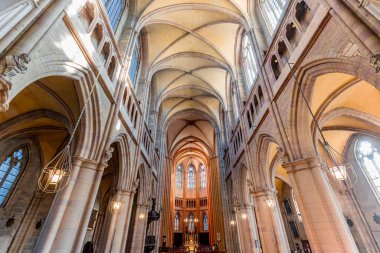 DIJON, FRANCE, ECTOBER 28, 2024: Katedral Sain-benigne 'in iç mimari ve mimari detayları