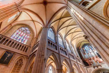 DIJON, FRANCE, ECTOBER 28, 2024: Katedral Sain-benigne 'in iç mimari ve mimari detayları
