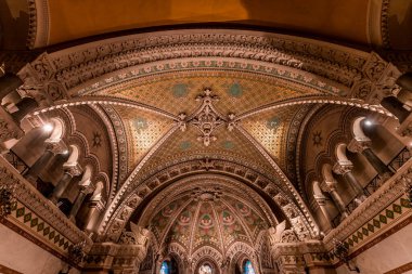 LYON, RHON, FRANCE, OCTOBER 15, 2024: Notre-Dame de Fourviere Bazilikası 'ndaki mezarın iç ve mimari detayları