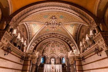 LYON, RHON, FRANCE, OCTOBER 15, 2024: Notre-Dame de Fourviere Bazilikası 'ndaki mezarın iç ve mimari detayları