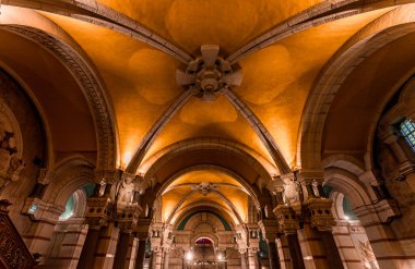 LYON, RHON, FRANCE, OCTOBER 15, 2024: Notre-Dame de Fourviere Bazilikası 'ndaki mezarın iç ve mimari detayları