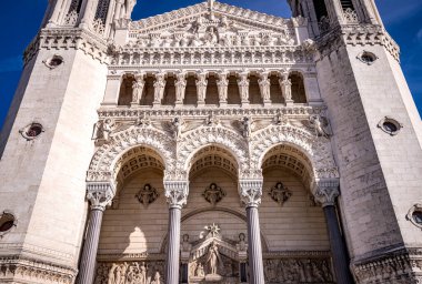 LYON, RHON, FRANCE, OCTOBER 15, 2024: Notre-Dame de Fourviere Bazilikasının dış ve mimari detayları