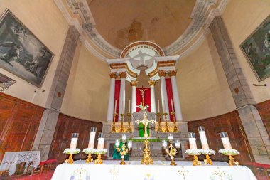 LES ARCS, VAR, FRANCE, ECTOBER 22 Ekim 2024: Saint Jean-Baptiste Kilisesi 'nin iç ve mimari detayları