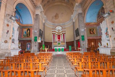 LES ARCS, VAR, FRANCE, ECTOBER 22 Ekim 2024: Saint Jean-Baptiste Kilisesi 'nin iç ve mimari detayları