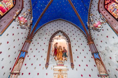 ROQUEBRUNE-SUR-ARJENS, VAR, FRANCE, Ekim 23, 2024: Saint Pierre Saint Paul Kilisesi 'nin iç ve mimari ayrıntıları