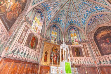 ROQUEBRUNE-SUR-ARJENS, VAR, FRANCE, Ekim 23, 2024: Saint Pierre Saint Paul Kilisesi 'nin iç ve mimari ayrıntıları