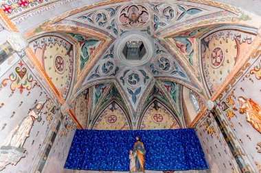 ROQUEBRUNE-SUR-ARJENS, VAR, FRANCE, Ekim 23, 2024: Saint Pierre Saint Paul Kilisesi 'nin iç ve mimari ayrıntıları