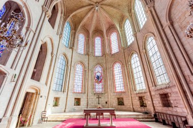 LARCHANT, SEINE-ET-MARNE, FRANCE, AĞUSTOS 22, 2024: Saint Mathurin Bazilikası 'nın iç mimari ve mimari dekorasyonları