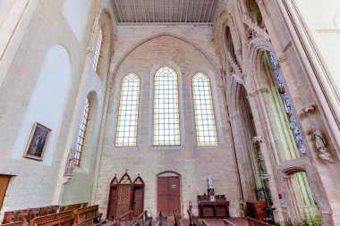 LARCHANT, SEINE-ET-MARNE, FRANCE, AĞUSTOS 22, 2024: Saint Mathurin Bazilikası 'nın iç mimari ve mimari dekorasyonları