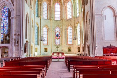 LARCHANT, SEINE-ET-MARNE, FRANCE, AĞUSTOS 22, 2024: Saint Mathurin Bazilikası 'nın iç mimari ve mimari dekorasyonları