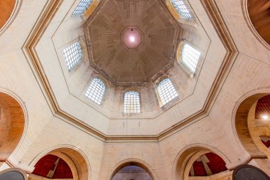 PITIE-SALPETRIthe HASTANESİ, PARIS, FRANCE, 25 Mayıs 2024: Saint-Louis Kilisesi 'nin iç ve mimari detayları, hastanenin bahçeleri