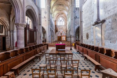 MORET-SUR-LOING, SEINE-ET-MARNE, FRANCE, AĞUSTOS 22, 2024: Delikanlımızın Gotik Kilisesinin iç ve mimari ayrıntıları