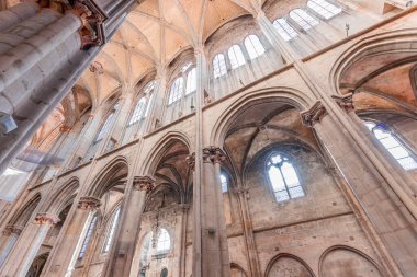 SEMUR-EN-AUXOIS, COTE-D 'OR, FRANCE, 29 Ekim 2024: Notre-Dame Koleji' nin iç ve mimari detayları